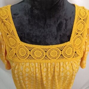 Women's Old Navy Yellow Floral Square Crochet Neck Blouse‎ Size Medium